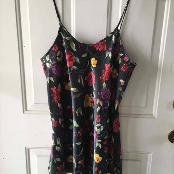 Lingerie/nighwear.  Size large.  Floral print on green background - Picture 1 of 2